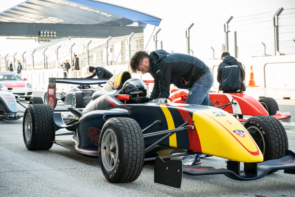 Deelnemer rijdt zelf op het Dutch Grand Prix circuit