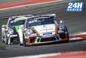 Jeroen Bleekemolen tijdens de 24H series van Dubai in een Porsche 911 van MRS Racing aan het racen op het circuit Autodrome Dubai.