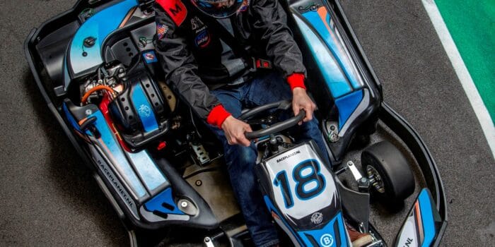 Een Kart bij Bleekemolens Race Planet van boven gezien op de kartbaan in Amsterdam en Delft met een coureur.