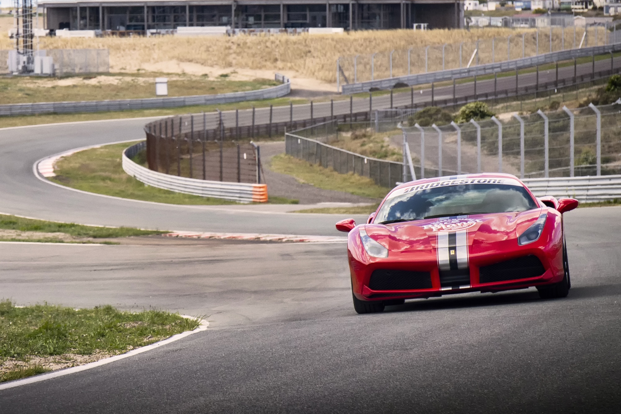 Rode Ferrari 488 GTB van Bleekemolens Race Planet op Circuit Zandvoort in de Slotemaker bocht tijdens een Race Experience.