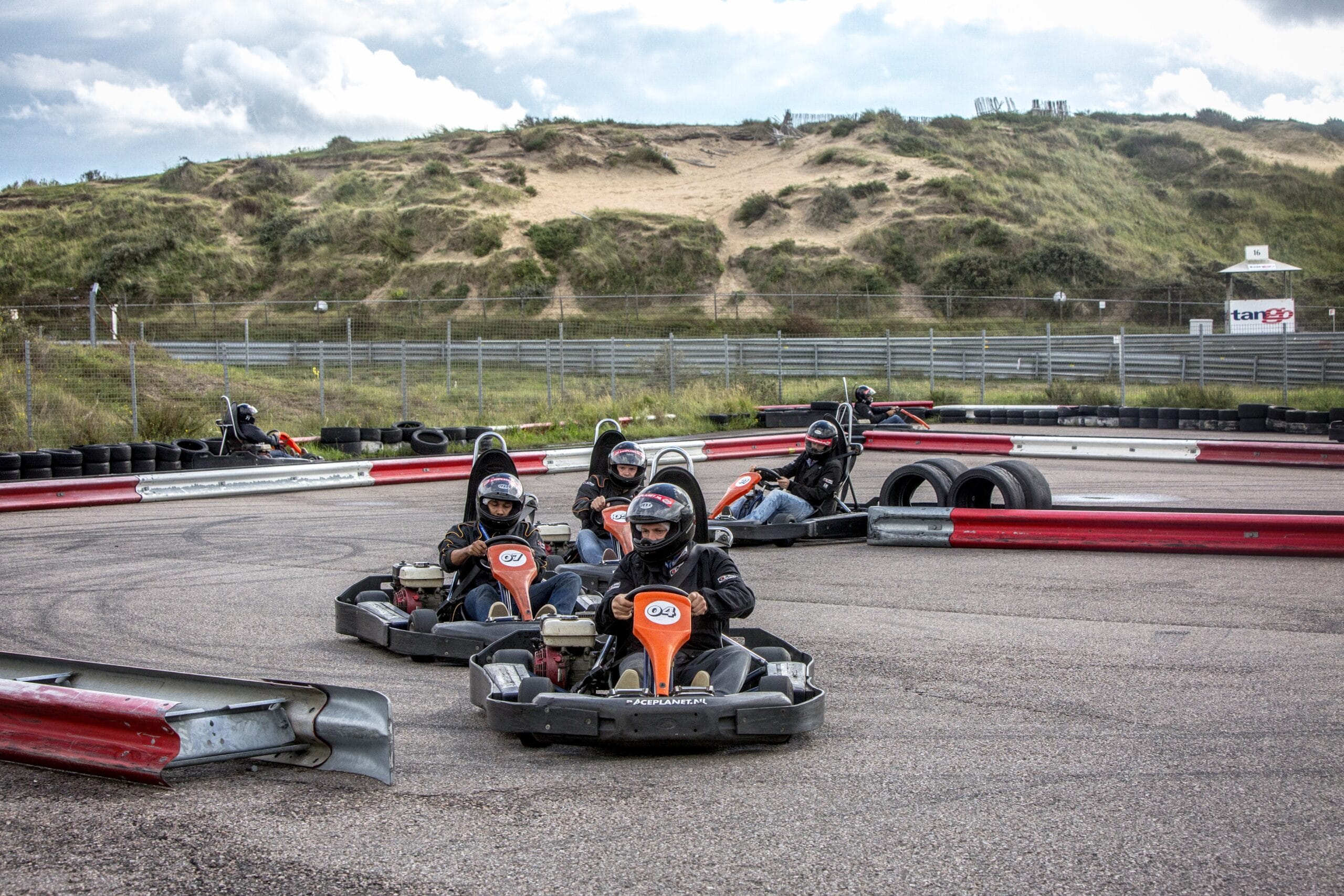 Outdoor karts bij een kartcompetitie op een Race Experience dag van Race Planet op Circuit Zandvoort die aan het racen zijn voor de overwinning.