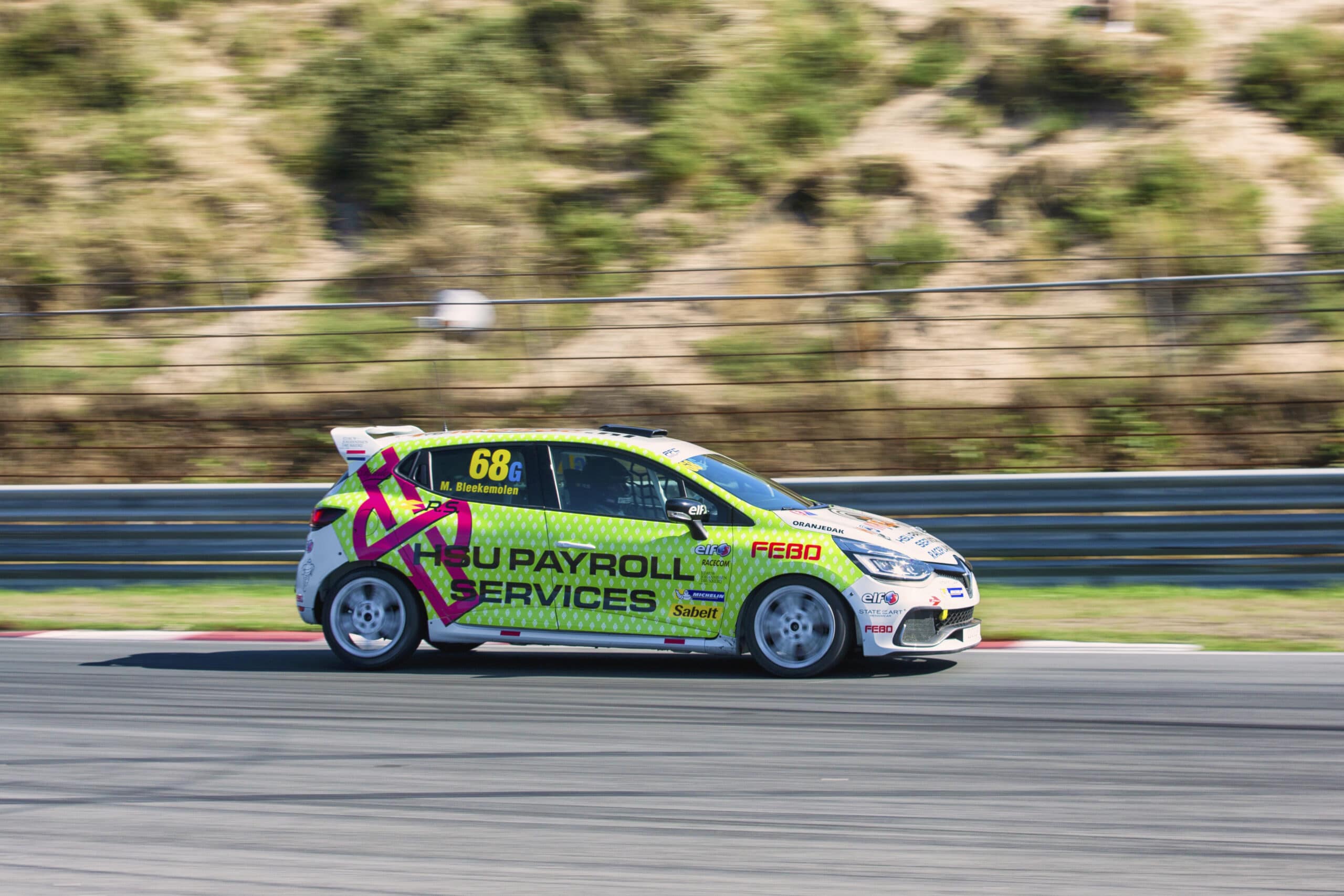 De Renault Clio Cup raceauto van Michael Bleekemolen in actie op Circuit Zandvoort, hetzelfde automodel als de Racetaxi