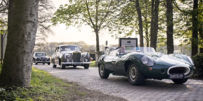 Jaguar D-type, Rolls Royce en Jaguar Mark II tijdens een klassiekerrit van Rijeenklassieker.nl