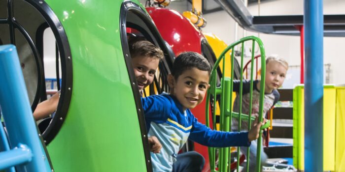 Lachende kinderen tijdens een dagje uit in de monorail van Jimmy's Speelparadijs in Amstedam