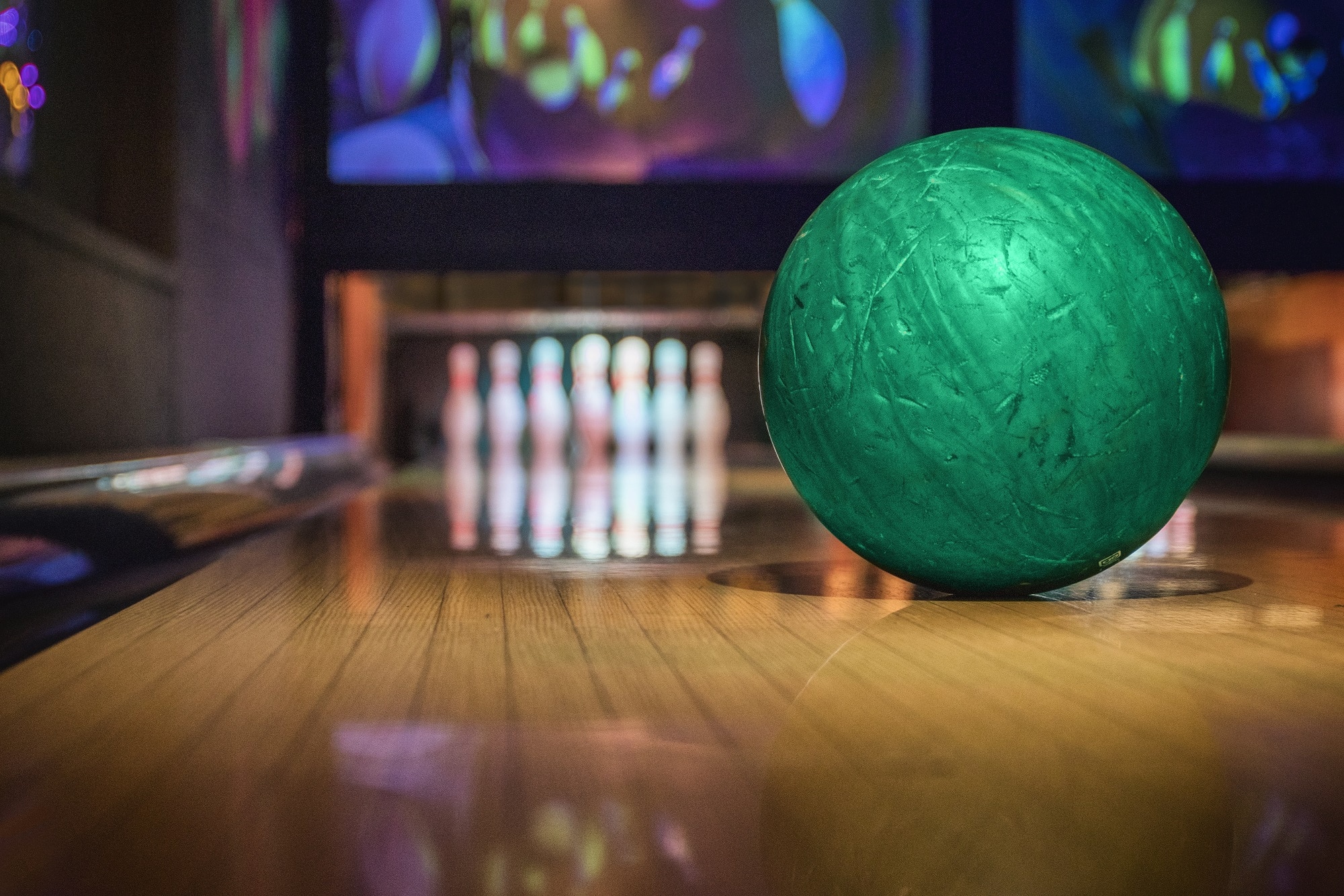 Bowlingbal op de bowlingbaan bij Race Planet in Amsterdam en Delft met bowling pins.