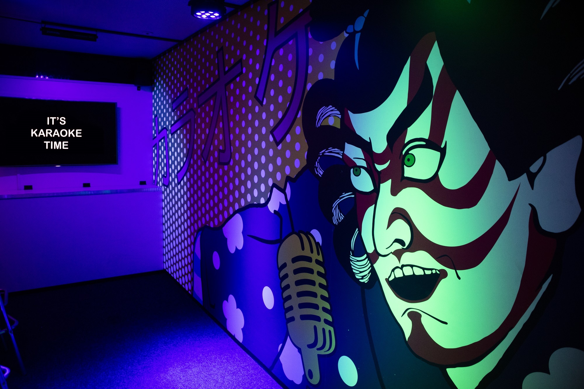 Interieur van de Japanse karaokebar bij Race Planet Amsterdam waar bezoekers zelf karaoke kunnen zingen in Amsterdam.