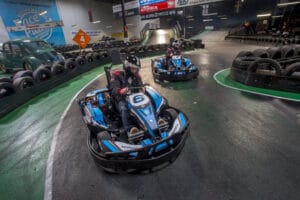 Karters racen tegen elkaar op de kartbanen van Race Planet in Amsterdam en Delft