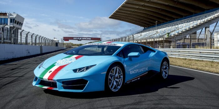 Blauwe Lamborghini Huracan van Race Planet op het rechte stuk in Zandvoort
