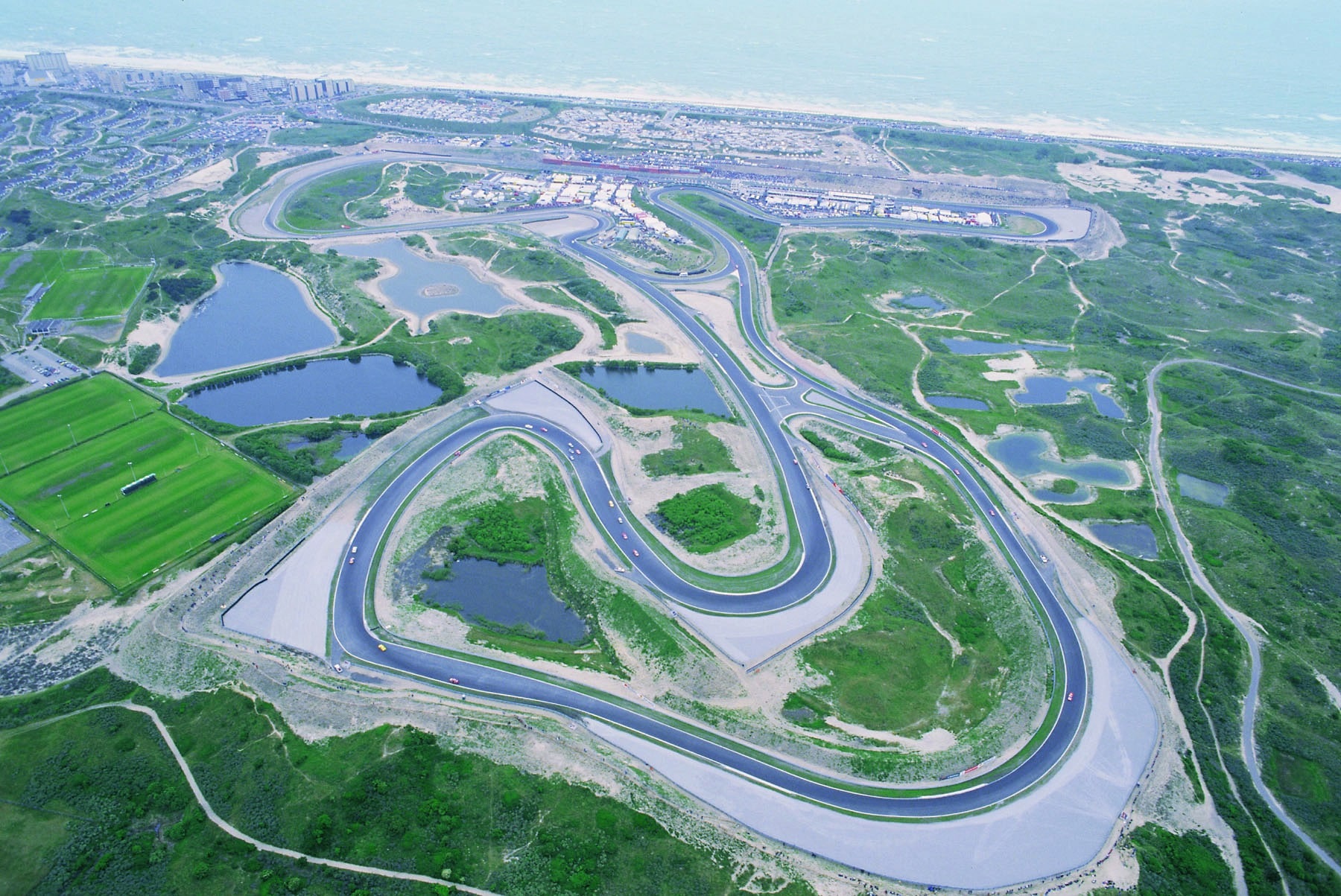 Luchtfoto van Circuit Zandvoort met het zicht op de verschillende bochten.