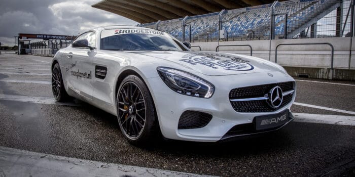 De machtige Mercedes-AMG GT staat klaar om te vertrekken