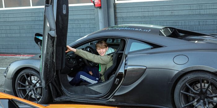Lachend in de auto tijdens het autorijden voor de jeugd