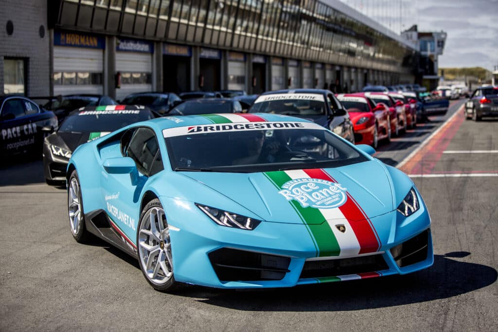 Een blauwe Lamborghini Huracan staat klaar om de pits uit te rijden op Circuit Zandvoort