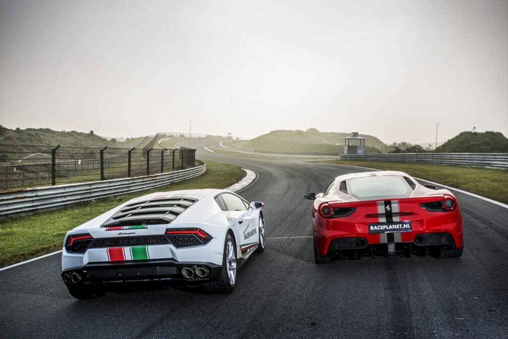 In Ferrai en Lamborghini rijden op Circuit Zandvoort